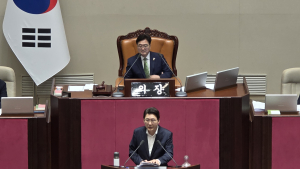 방송 3법 필리버스터 시작, 野 첫 주자로 신동욱 나서