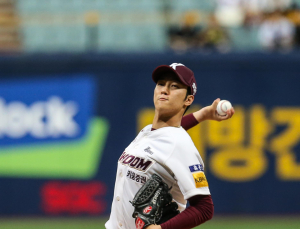 키움 안우진, 팔꿈치에 이어 어깨 부상…복귀 시점 불투명