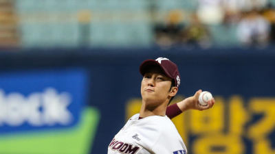 키움 안우진, 팔꿈치에 이어 어깨 부상…복귀 시점 불투명