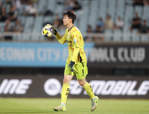 ‘눈부신 반사신경’ 수원 김민준, K리그2 23라운드 MVP