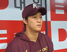 ‘날벼락’ 안우진, 어깨 수술로 1년 공백…펑고 훈련 지시한 코치는 사임