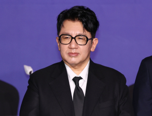 방시혁, 하이브 임직원에 ‘부정거래 의혹’ 사과…“조속히 귀국해 조사 받겠다”