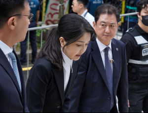 김건희‚ 특검 출석 “아무것도 아닌 사람이 심려 끼쳐 죄송”