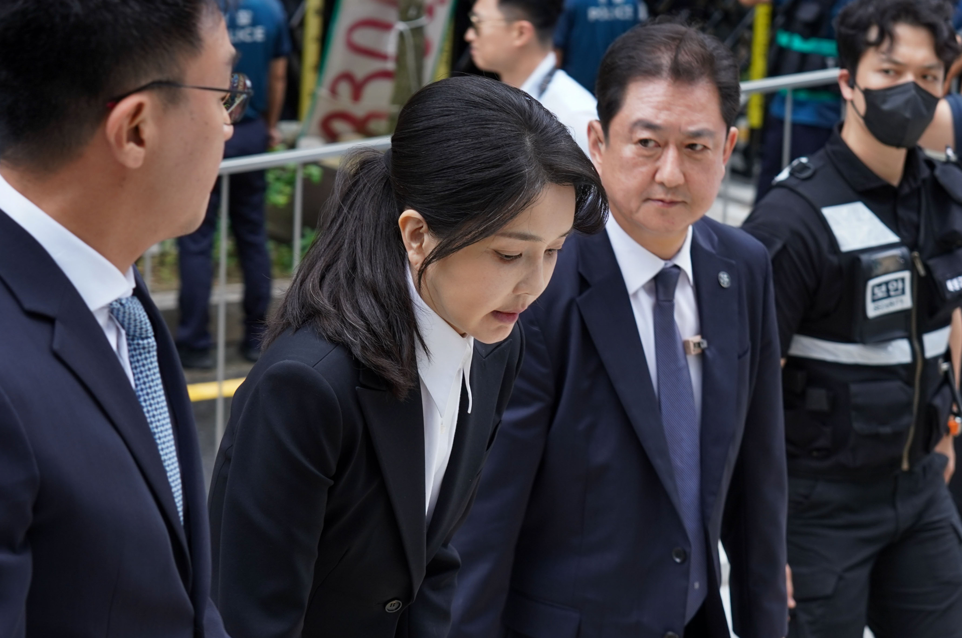 김건희‚ 특검 출석 “아무것도 아닌 사람이 심려 끼쳐 죄송”