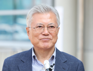 문재인 전 대통령 “조국, 사면·복권해야”…대통령실에 의사 전달