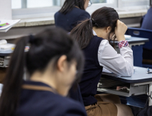 “수업 중 ‘몰폰’ 정말 안 되나요”…교내 스마트폰 금지법에 설왕설래