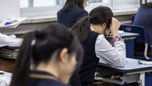 “수업 중 ‘몰폰’ 정말 안 되나요”…교내 스마트폰 금지법에 설왕설래