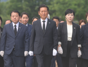 정청래, 노무현 전 대통령 묘역 참배…“잘 하겠습니다”