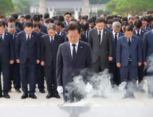 정청래, 5·18묘지 참배…“광주 영령 뜻대로 내란 세력 척결”
