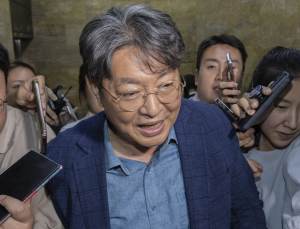 경찰, ‘주식 차명거래 의혹’ 이춘석 의원 고발인 조사