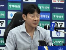 감격한 신태용 울산 감독 “팬들 덕분에 13년 만에 승리할 수 있었다”