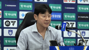 감격한 신태용 울산 감독 “팬들 덕분에 13년 만에 승리할 수 있었다” [쿠키 현장]