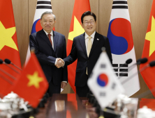 한-베트남 정상회담…“2030년까지 교역 1500억 달러 확대”