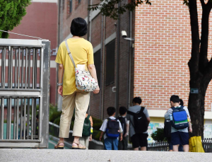 “단속 피해 ‘고액 과외’ 찾겠죠”…영어유치원 금지법에 냉소적인 학부모들