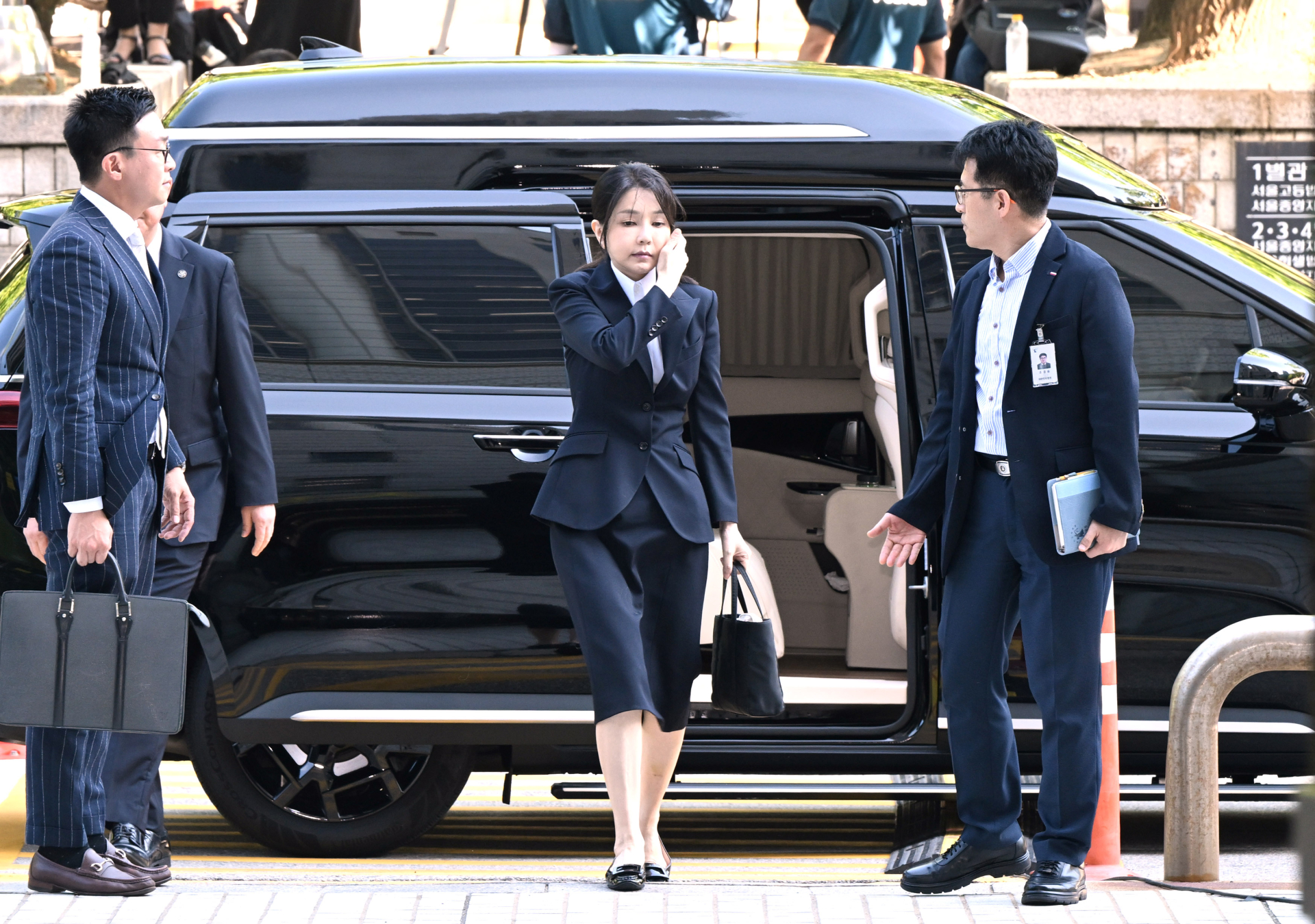 김건희, 영장실질심사 출석…고개 숙이고 ‘묵묵부답’