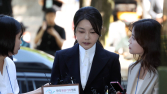 ‘구속 기로’ 김건희, 서울중앙지법 출석…질문엔 ‘묵묵부답’