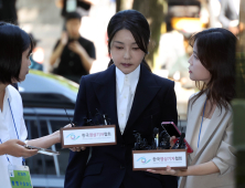 ‘구속 기로’ 김건희, 서울중앙지법 출석…질문엔 ‘묵묵부답’
