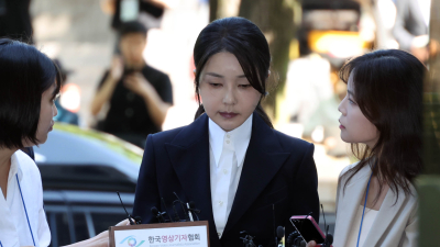 ‘구속 기로’ 김건희, 서울중앙지법 출석…질문엔 ‘묵묵부답’