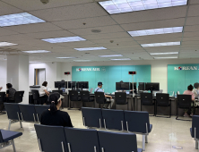 “항공권 예매 막막해 발걸음” 여전히 발권 창구 찾는 고령 여행객들 [디지털 약자, 하늘길의 벽①]