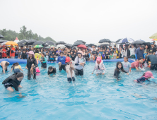 강원 고성군 아야진해변 피문어 맨손잡기 축제 '성황'