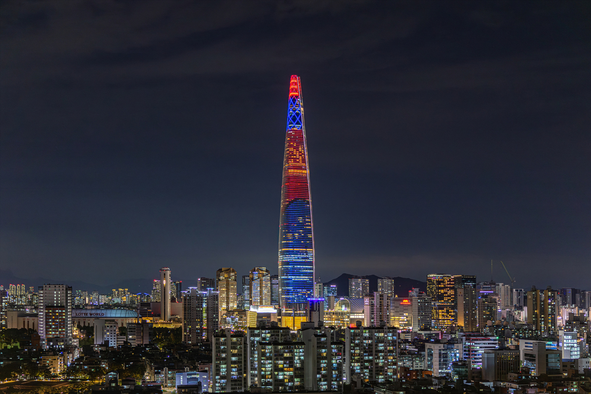 광복 80주년, 롯데월드타워 외벽에 태극문양 빛의 향연