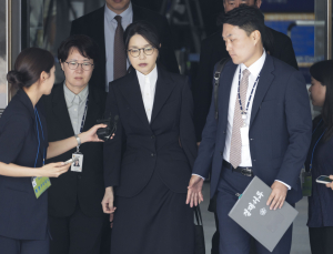 김건희, 특검 조사서 대부분 진술거부…18일 재소환 예정