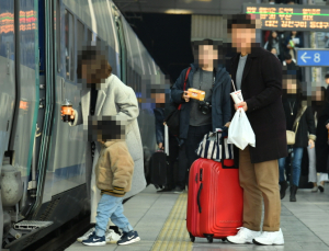 KTX, 6세 미만 아동 혼자 앉혀…코레일 유아동반 좌석 배정 ‘구멍’