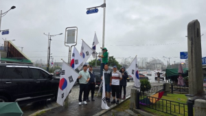 “광복절 맞아 깨끗한 태극기로 교체합니다”