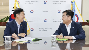 김관영 전북지사, 경제부총리 만나 5대 핵심 국가예산 사업 건의