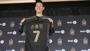 손흥민, 유니폼 판매 전세계 1위…메시·호날두보다 더 팔렸다