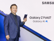 CNBC “삼성, 폴더블폰 출시로 美 점유율 급등…애플 추격”