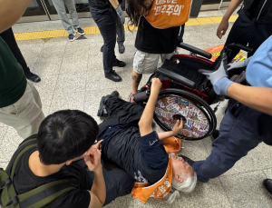 전장연 시위로 4호선 명동역 1시간 무정차 통과