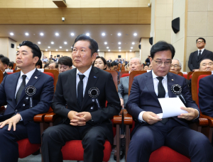 여야, 김대중 대통령 서거 16주기 총출동…‘DJ 정신’ 두고 엇갈려