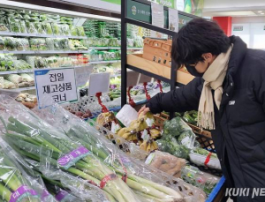 폭염‧폭우로 배추 한 포기 7000원 넘어서…‘밥상 물가 비상’