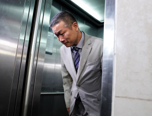 고개 숙이며 출석한 김동혁 軍검찰단장…“박정훈 입건은 내 판단”