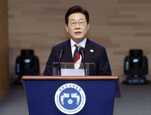 李대통령 “위안부 합의, 국가 간 약속…뒤집는 것 바람직하지 않아”