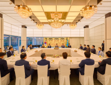 李대통령‧與지도부 만찬…“수사기소 분리 檢개혁안 추석 전 마련”