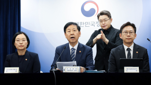 정부, 올해 성장률 0.9% 전망...내년 1.8% 회복 기대
