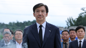 ‘전두환 비석’ 밟고 선 조국 “윤석열 운명도 곧 이렇게 될 것”